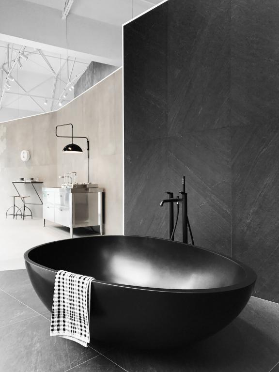 Vov Black bathtub in Cristalplant 